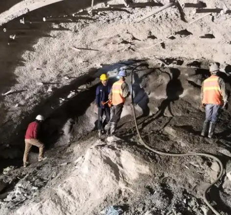 黔南拱顶带模注浆料的施工流程及注意事项